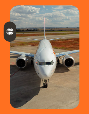 Avião no aeroporto, representando a estratégia de sustentabilidade, responsabilidade ambiental e eficiência operacional da GOL
