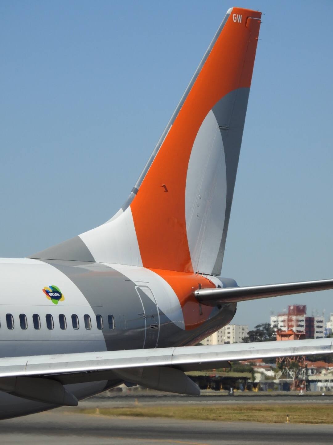 Detalhe da cauda de uma aeronave, representando a governança corporativa da GOL