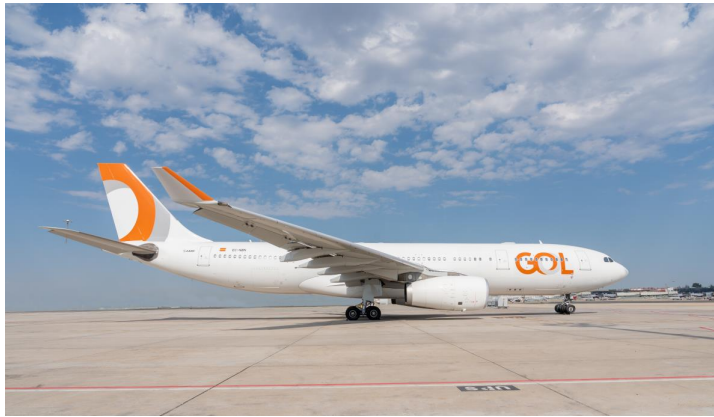 Aeronave Airbus A330 com pintura da GOL no pátio de um aeroporto