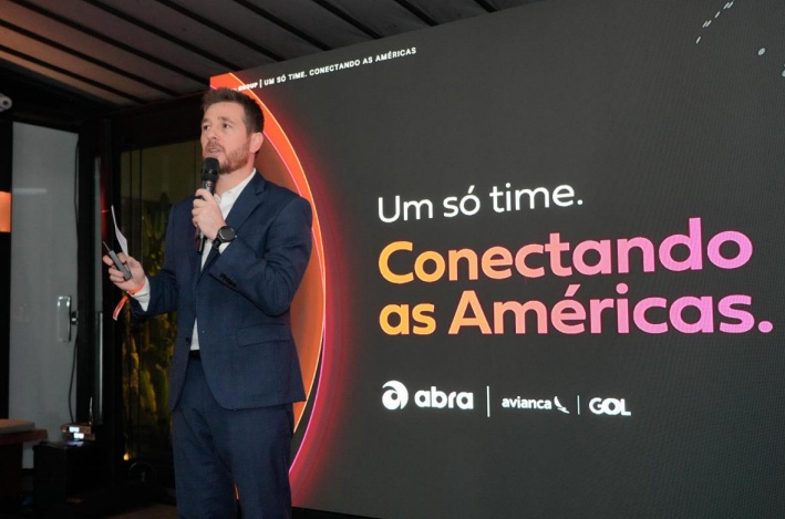Danillo Barbizan, diretor de Vendas da Gol, palestrando no evento