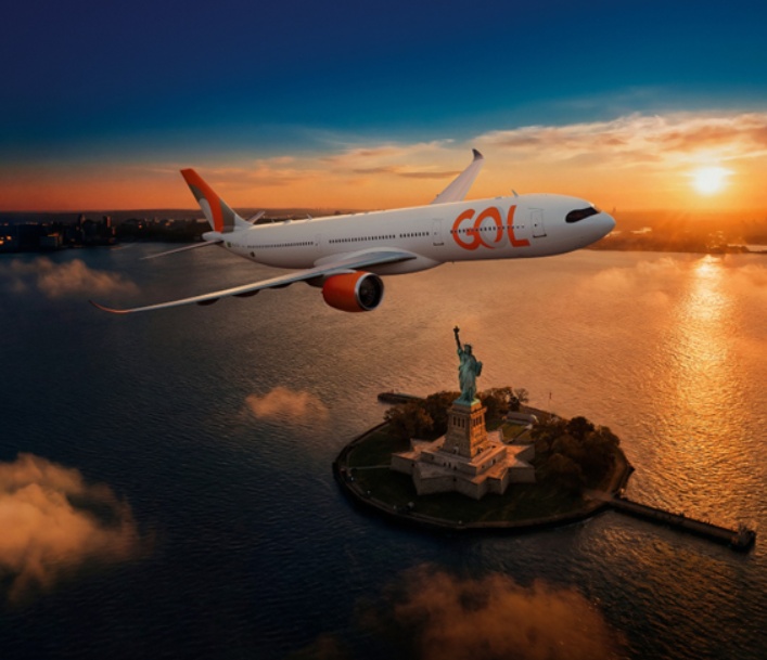 Aeronave Airbus A330 da GOL sobrevoando a Estátua da Liberdade, em Nova York
