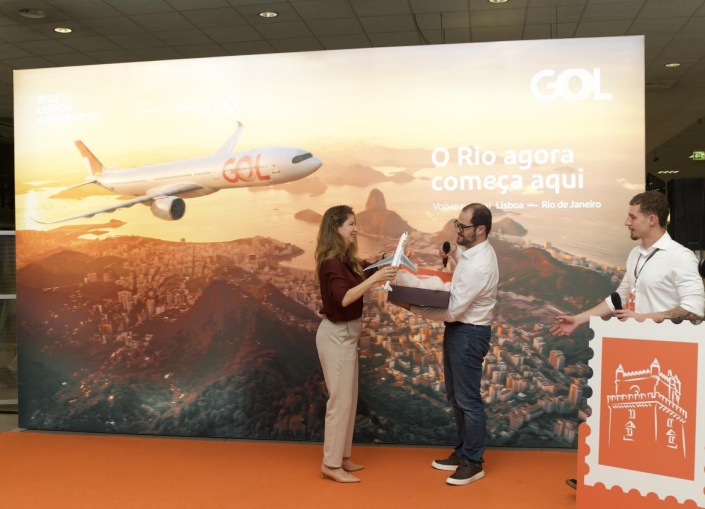 Entrega de maquete da aeronave A330