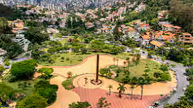 Vista aérea da Praça do Papa em Belo Horizonte Minas Gerais com obelisco central e área verde da cidade.