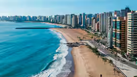 Vista aérea da orla em Fortaleza, Ceará.