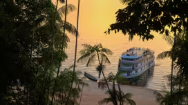 Vista de um Barco no rio em Manaus.